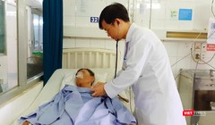 Người đàn ông 60 tuổi đang được bác sĩ điều trị