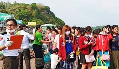 Cong nhan Myanmar tro ve tu Thai Lan tai cua khau Kawthoung, vung Tanintharyi (Zaw Zaw, The Myanmar Times).