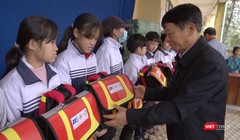 Ông Nguyễn Khả Dân - Phó Bí thư Thường trực Đảng ủy Tổng công ty VTC - trao Cặp cứu sinh cho học sinh trường TH-THCS Hải Hưng.