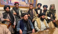 Các tay súng Taliban có mặt bên trong dinh tổng thống sau khi đánh chiếm Kabul ngày 15/8. (Ảnh: Reuters)