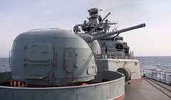 Khẩu pháo hạm trên boong tàu khu trục Phó Đô đốc Kulakov (Ảnh: Vladimir Isachenkov/AP)