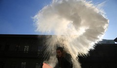 Nước sôi hắt ra ngoài trời lập tức hóa băng (Ảnh: CCTV)