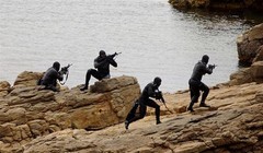 Người nhái đặc nhiệm SEAL huấn luyện đổ bộ bờ biển. Ảnh: DailyBeast