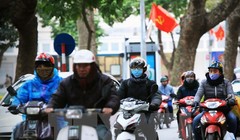 Người dân Hà Nội phải mặc áo ấm khi ra phố. (Ảnh: Trọng Đạt/TTXVN)