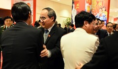 Các ủy viên Trung ương chia sẻ niềm vui khi đại hội XII công bố danh sách trúng cử. Ảnh Hoàng Hà. 