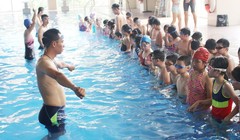 Trẻ học bơi (ảnh minh họa) 