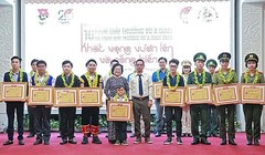 Trao giải thưởng Vừ A Dính cho các cá nhân và tập thể xuất sắc. Ảnh: Báo Nhân dân