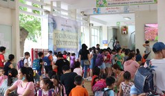 Học sinh tiểu học xếp hàng chờ nhận sách. (Ảnh: Minh Thúy)