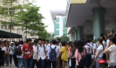 Học sinh ra về sau khi thi xong. Ảnh: Minh Thúy