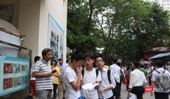 Học sinh trao đổi sau khi thi xong. Ảnh: Minh Thúy