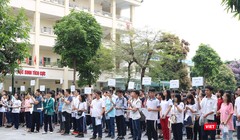 Thí sinh tập trung tại sân trường THCS Dịch Vọng (Cầu Giấy). Ảnh: Minh Thúy