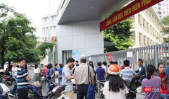 Phụ huynh học sinh đứng chờ con ở điểm thi. Ảnh: Minh Thúy