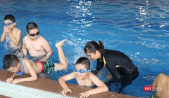 Giáo viên hướng dẫn học sinh tập bơi. Ảnh: Minh Thúy