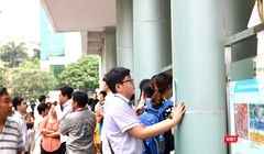 Học sinh xem lịch thi. Ảnh: Minh Thúy