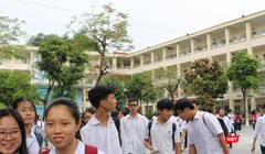 Học sinh ra về sau khi thi. Ảnh: Minh Thúy