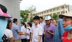 Học sinh ra về sau kỳ thi. Ảnh: Minh Thúy