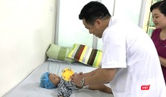 Bác sĩ chăm sóc bệnh nhi. 