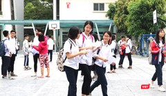 Học sinh trao đổi sau khi thi. Ảnh: Minh Thúy