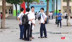 Học sinh trao đổi sau khi thi xong. Ảnh: Minh Thúy