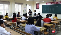 Giám thị phổ biến quy chế thi cho thí sinh. Ảnh: Minh Thúy