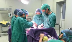 Các bác sĩ phẫu thuật cho sản phụ Châu Thị Mai P.