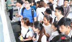 Thí sinh xem danh sách phòng thi. Ảnh: Minh Thúy