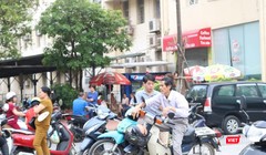 Nhiều phụ huynh lo lắng chờ con thi xong. Ảnh: Minh Thúy