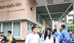 Thí sinh dự thi tại điểm thi Trường THCS Nghĩa Tân (Cầu Giấy). Ảnh: Minh Thúy