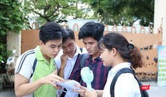 Thí sinh trao đổi sau khi thi xong môn Ngoại ngữ tại diểm thi Trường THPT Nguyễn Trãi - Ba Đình. Ảnh: Minh Thúy