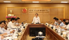 Bộ trưởng Bộ GD&ĐT Phùng Xuân Nhạ chủ trì cuộc họp.