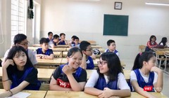 Học sinh trao đổi trong giờ học. Ảnh: Minh Thúy