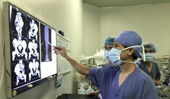 Các bác sĩ chẩn đoán tình hình bệnh nhân qua phim chụp Xquang. 