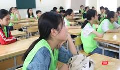 Học sinh chăm chú nghe giảng. Ảnh: Minh Thúy