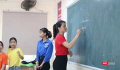 Giáo viên giảng dạy trên lớp. Ảnh: Minh Thúy