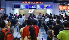 Người dân xếp hàng mua vé xem phim 