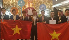 Đoàn học sinh Hà Nội đại diện Việt Nam tự hào giơ cao lá cờ Tổ quốc Việt Nam tại lễ Trao giải kỳ thi Olympic quốc tế dành cho các thành phố lớn lần thứ IV tại Mát-xcơ-va, Liên Bang Nga. 