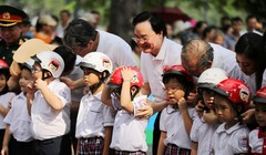 Các đại biểu cùng đội mũ bảo hiểm cho trẻ em. Ảnh: GD&TĐ 