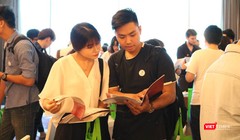 Học sinh, sinh viên tại triển lãm. Ảnh: Minh Thúy