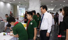 Thứ trưởng Nguyễn Hữu Độ tham quan khu trưng bày cùng các học sinh. Ảnh: Minh Thúy