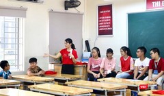 Giáo viên và học sinh trong giờ học. Ảnh: Minh Thúy