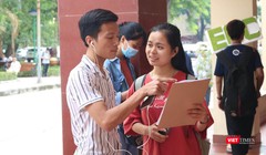 Sinh viên trao đổi thông tin. Ảnh: Minh Thúy