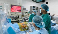 Các bác sĩ tiến hành nội soi lấy thận từ người cho
