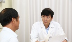 PGS.TS. Nguyễn Xuân Hùng tư vấn cho bệnh nhân. 