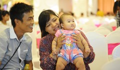 Cặp vợ chồng hạnh phúc khi có được đứa con mơ ước