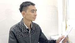 Anh K. cầm trên tay kết quả xét nghiệm trong lần đi tái khám. 