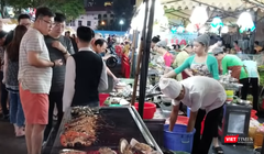 Một khu chợ vào buổi đêm 