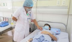 Bác sĩ thăm khám cho bệnh nhân 