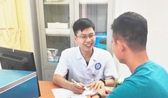 Bác sĩ khám, tư vấn cho bệnh nhân 