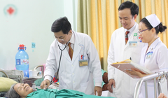 Bác sĩ thăm khám cho bệnh nhân. Ảnh: Internet