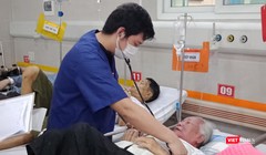 Bác sĩ thăm khám cho bệnh nhân. Ảnh: BVCC